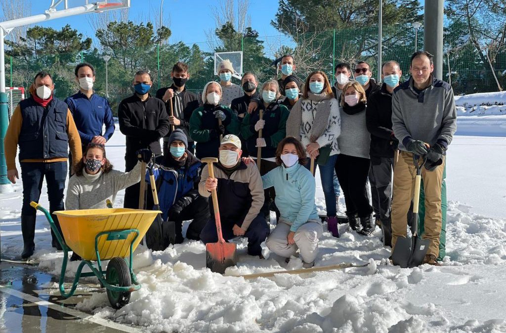 Despejando de nieve el colegio